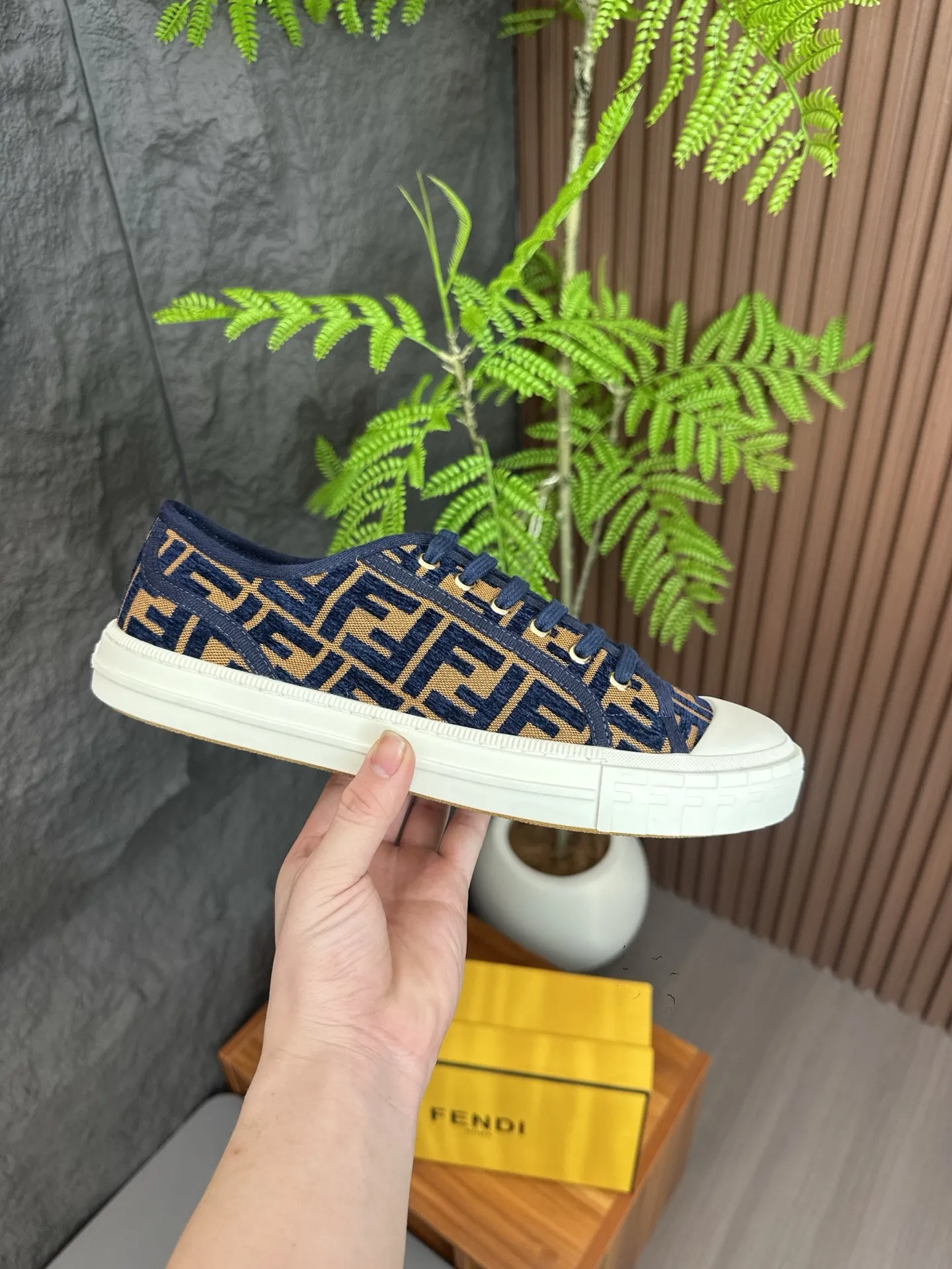 Men's shoes 💰580 FENDI Match men's lace-up sneakers. ♞size; Couple model 35-40 (female) 39~45 (men) This item comes from the Stefano Pilati design series and is made of black leather with gray leather details. Rubber sole with FENDI lettering on the side Material: 100% calfskin, lining: 70% polyester, 27% nylon